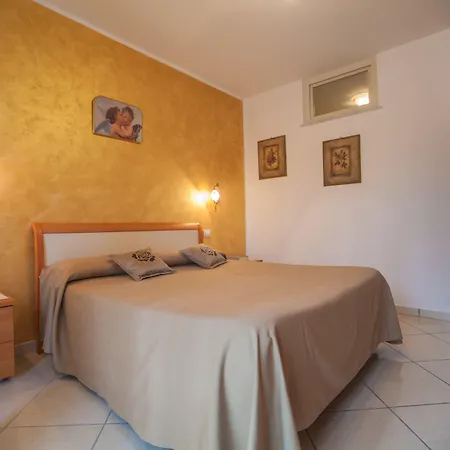 לינה וארוחת בוקר Haidi House 3*