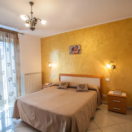 לינה וארוחת בוקר Haidi House אג'רולה