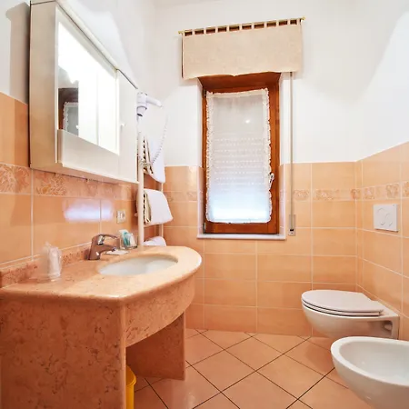 לינה וארוחת בוקר Haidi House אג'רולה