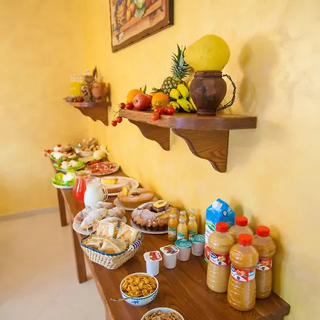 לינה וארוחת בוקר Haidi House אג'רולה