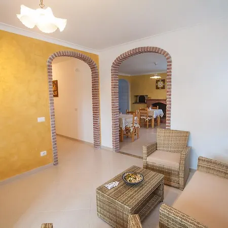 לינה וארוחת בוקר Haidi House אג'רולה