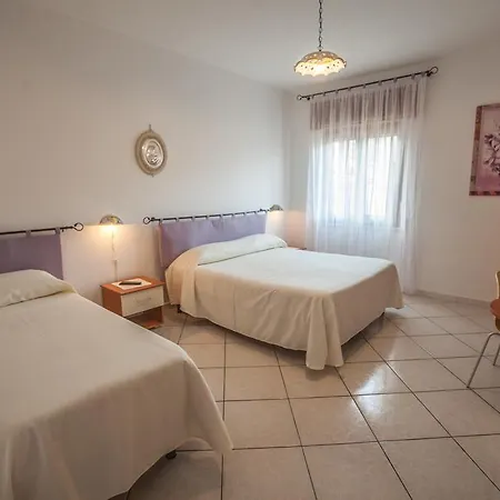 לינה וארוחת בוקר Haidi House 3*