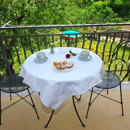 לינה וארוחת בוקר Haidi House 3*